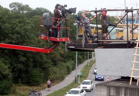 Pro scénu s letícím autem si tým filmu Kajínek vybral nedokončený most na pražské Palmovce